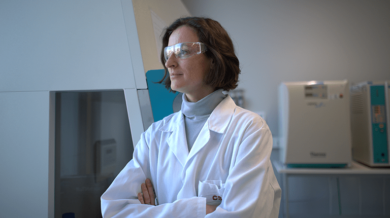 Photo of Giorgia Jurisic Snijder looking out a window in her laboratory