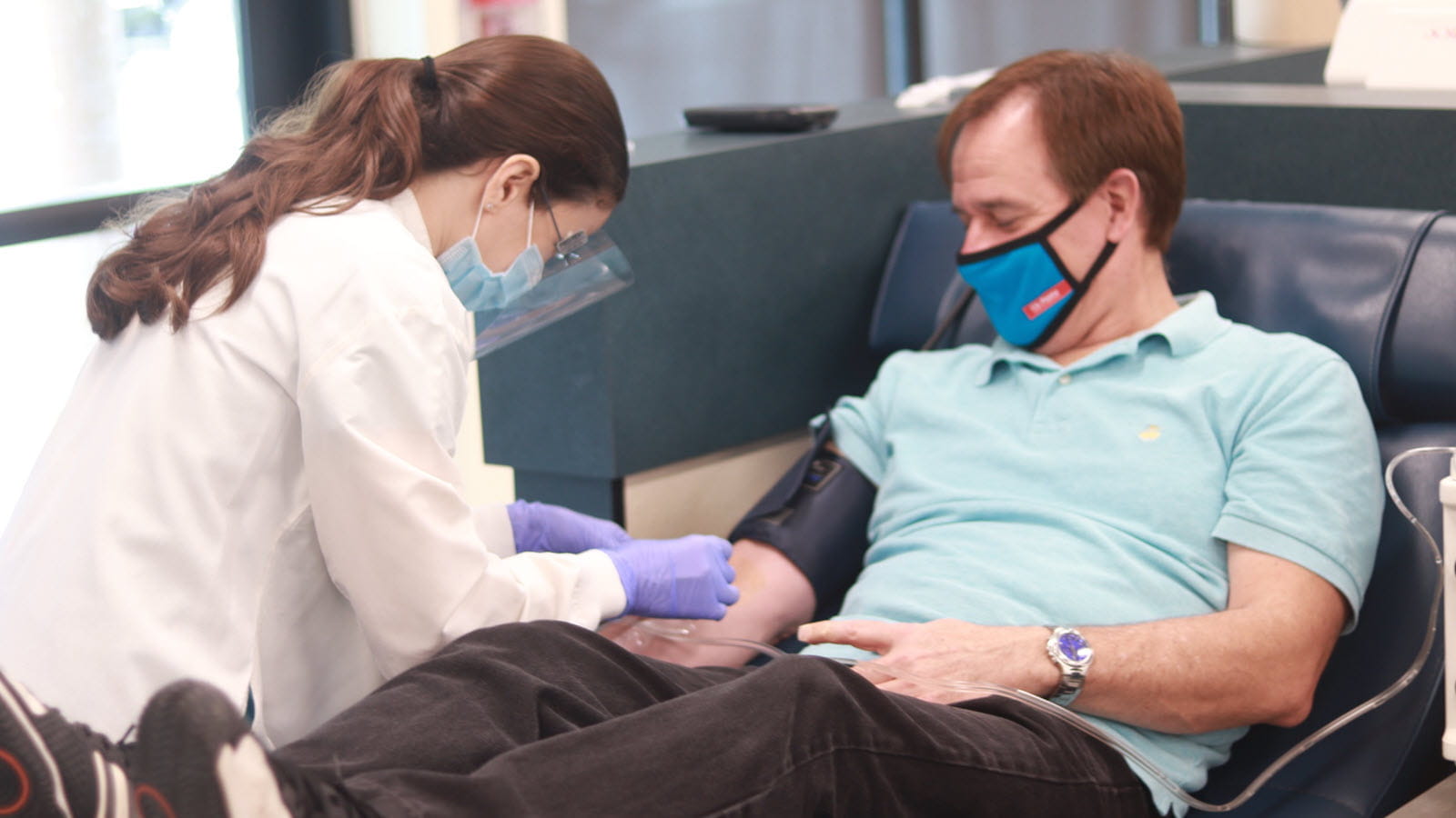 Willy Pardinas, Senior Vice President & General Manager of CSL Plasma, donates plasma 