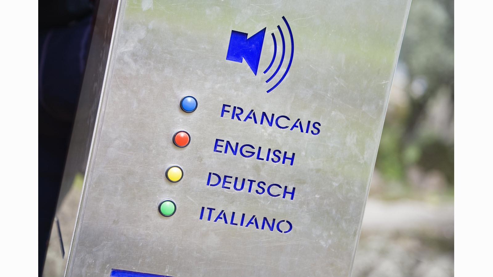 Speaker box with options for French, English, German and Italian