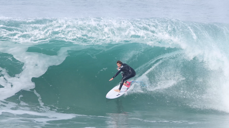 Surfer Arran Strong surfs in Portugal